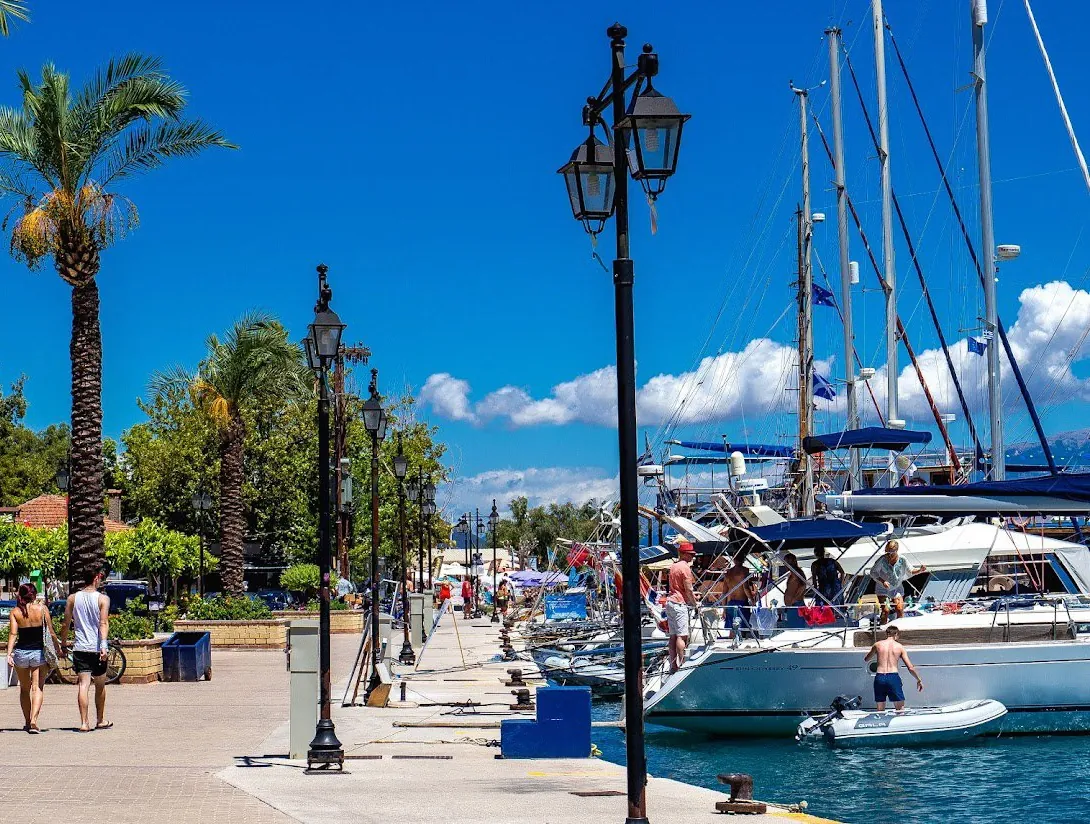 The Nydri waterfront with its lamp posts and boats