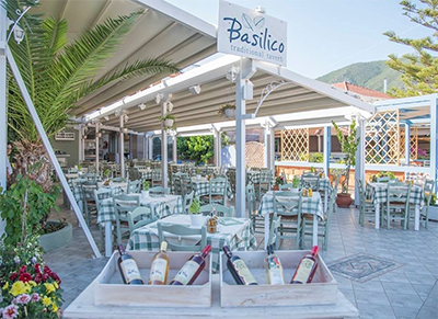 Η είσοδος του Basilico με την πινακίδα