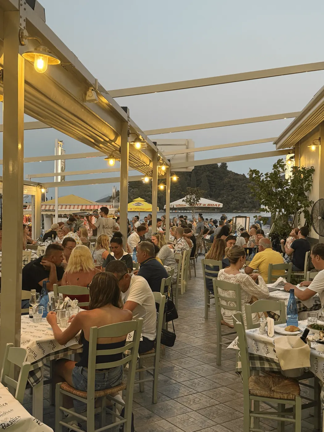 Ο χώρος του Basilico γεμάτος κόσμο ένα καλοκαιρινό βράδυ